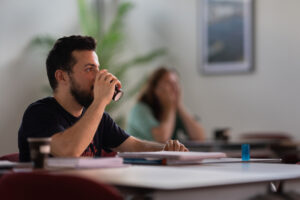Docent observeert cursisten tijdens een intensieve inburgeringsles bij Lest Best.