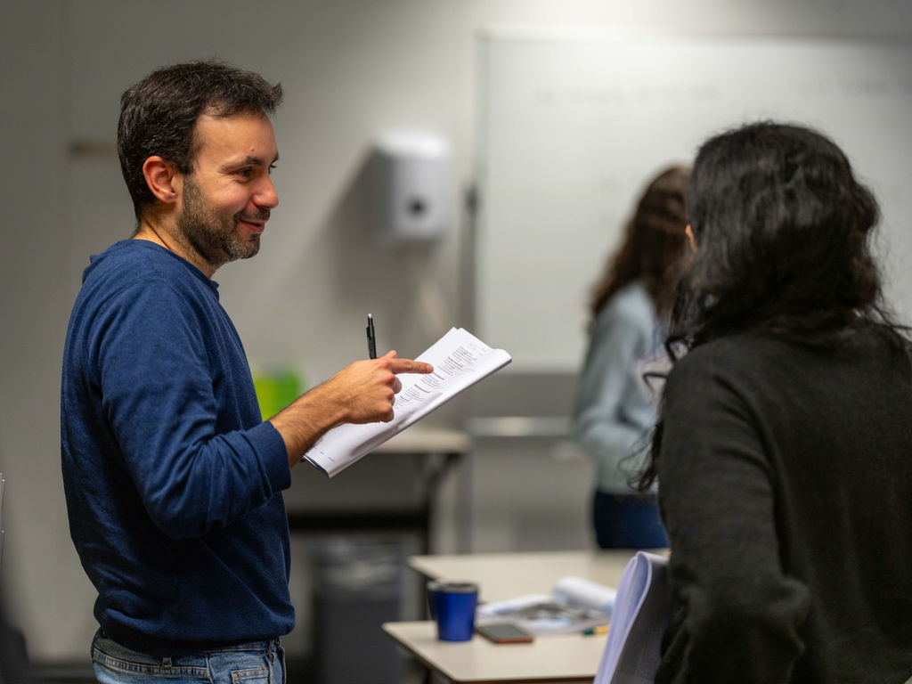 Cursist in gesprek met docent tijdens een interactieve taalles Nederlands B1.2